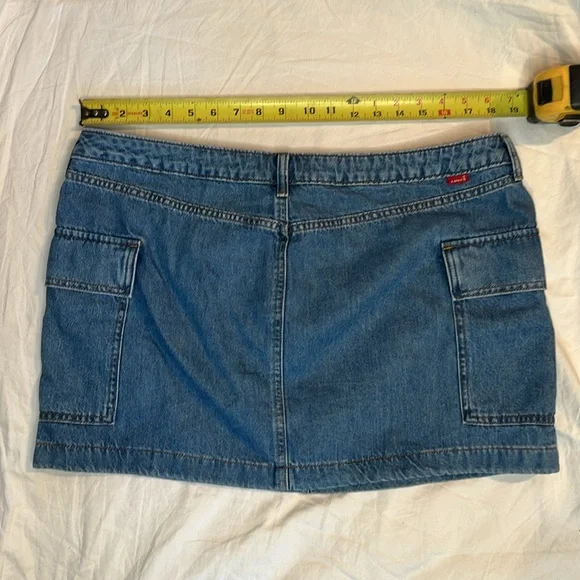 Levi’s 94’ Cargo Mini Jean Skirt size 33 - Picture 3 of 3